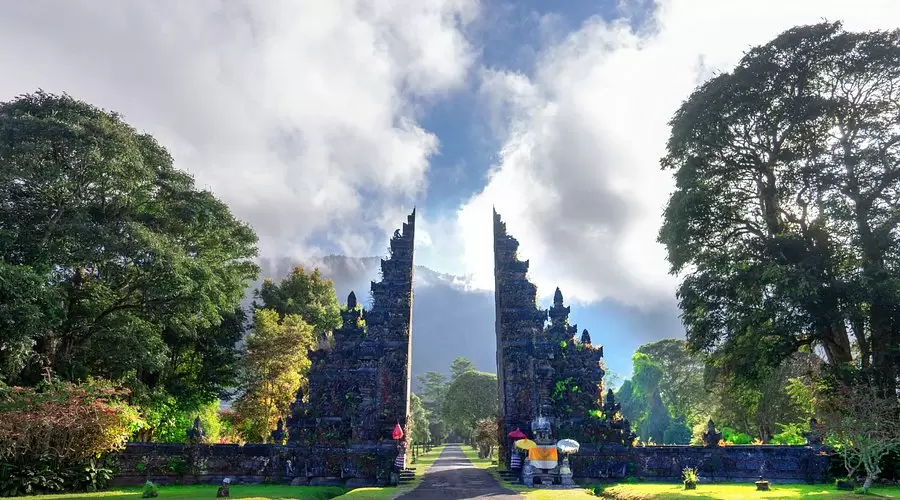 handara-gate-reflects