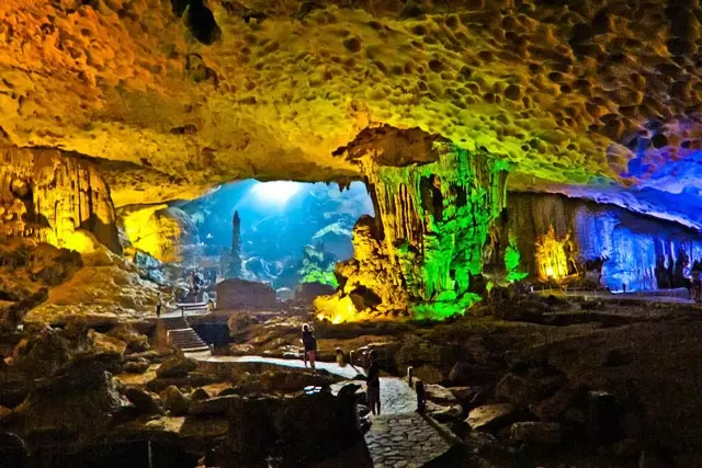 Sung-Sot-Cave-top-10-most-beautiful-caves-in-the-world-2